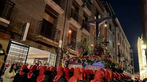 El Santo Cristo de la Redención ilumina la noche leonesa con devoción. Fotos: S. García