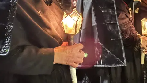 El Santo Cristo de la Redención ilumina la noche leonesa con devoción. Fotos: S. García