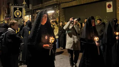 El Santo Cristo de la Redención ilumina la noche leonesa con devoción. Fotos: T. Mata