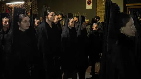 El Santo Cristo de la Redención ilumina la noche leonesa con devoción. Fotos: T. Mata