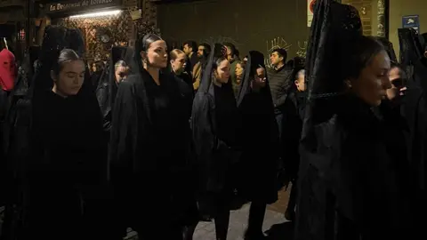 El Santo Cristo de la Redención ilumina la noche leonesa con devoción. Fotos: T. Mata