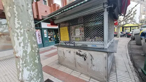 La imagen de la persiana bajada este lunes en el quiosco de La Inmaculada simboliza el final de una etapa en León. El histórico punto de venta, considerado el último de formato clásico en la ciudad, ha cesado su actividad tras más de un cuarto de siglo de funcionamiento continuado.