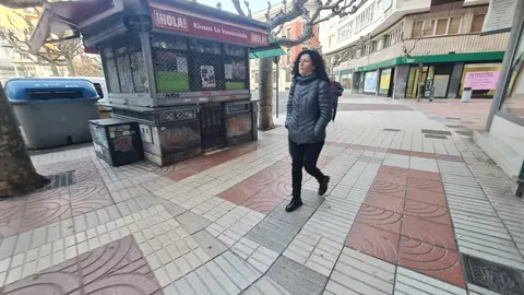 La imagen de la persiana bajada este lunes en el quiosco de La Inmaculada simboliza el final de una etapa en León. El histórico punto de venta, considerado el último de formato clásico en la ciudad, ha cesado su actividad tras más de un cuarto de siglo de funcionamiento continuado.