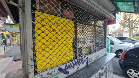 La imagen de la persiana bajada este lunes en el quiosco de La Inmaculada simboliza el final de una etapa en León. El histórico punto de venta, considerado el último de formato clásico en la ciudad, ha cesado su actividad tras más de un cuarto de siglo de funcionamiento continuado.