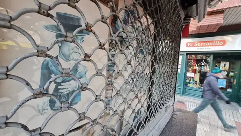 La imagen de la persiana bajada este lunes en el quiosco de La Inmaculada simboliza el final de una etapa en León. El histórico punto de venta, considerado el último de formato clásico en la ciudad, ha cesado su actividad tras más de un cuarto de siglo de funcionamiento continuado.