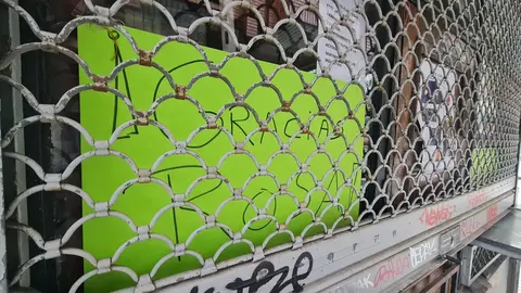 La imagen de la persiana bajada este lunes en el quiosco de La Inmaculada simboliza el final de una etapa en León. El histórico punto de venta, considerado el último de formato clásico en la ciudad, ha cesado su actividad tras más de un cuarto de siglo de funcionamiento continuado.