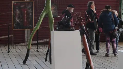 Presentación de la exposición de pintura y escultura de la Asociación de Pintores del Bierzo en el Museo del Ferrocarril de Ponferrada. Foto: César Sánchez.