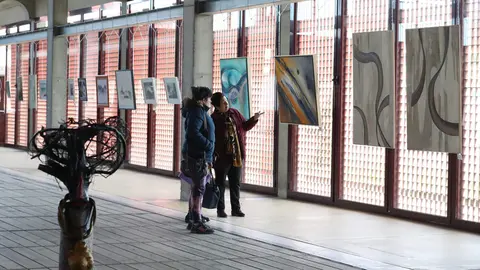 Presentación de la exposición de pintura y escultura de la Asociación de Pintores del Bierzo en el Museo del Ferrocarril de Ponferrada. Foto: César Sánchez.