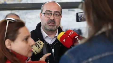 Presentación de la exposición de pintura y escultura de la Asociación de Pintores del Bierzo en el Museo del Ferrocarril de Ponferrada. Foto: César Sánchez.