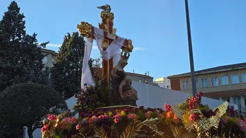 Las cofradías de Angustias, Nazareno y Minerva recorren León con los pasos de la Virgen de las Angustias, Nuestro Padre Jesús Nazareno y la Virgen de la Piedad en un Lunes Santo de tradición y devoción.