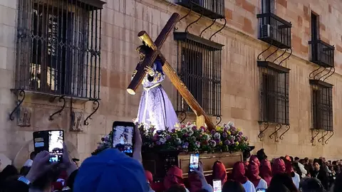 La procesión, Rosario de Pasión, con salida desde San Marcelo, recorre el centro histórico a través de seis escenas que narran de forma dinámica y catequética los momentos clave del relato cristiano.