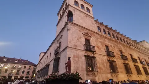La procesión, Rosario de Pasión, con salida desde San Marcelo, recorre el centro histórico a través de seis escenas que narran de forma dinámica y catequética los momentos clave del relato cristiano.