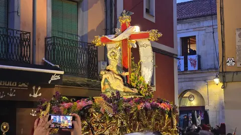 Las cofradías de Angustias, Nazareno y Minerva recorren León con los pasos de la Virgen de las Angustias, Nuestro Padre Jesús Nazareno y la Virgen de la Piedad en un Lunes Santo de tradición y devoción.