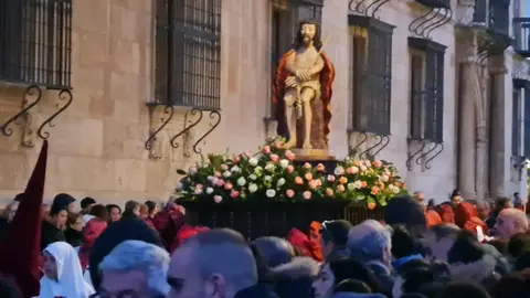 La procesión, Rosario de Pasión, con salida desde San Marcelo, recorre el centro histórico a través de seis escenas que narran de forma dinámica y catequética los momentos clave del relato cristiano.