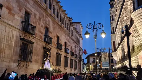 La procesión, Rosario de Pasión, con salida desde San Marcelo, recorre el centro histórico a través de seis escenas que narran de forma dinámica y catequética los momentos clave del relato cristiano.