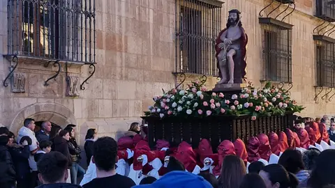 La procesión, Rosario de Pasión, con salida desde San Marcelo, recorre el centro histórico a través de seis escenas que narran de forma dinámica y catequética los momentos clave del relato cristiano.