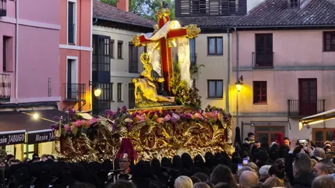 Las cofradías de Angustias, Nazareno y Minerva recorren León con los pasos de la Virgen de las Angustias, Nuestro Padre Jesús Nazareno y la Virgen de la Piedad en un Lunes Santo de tradición y devoción.