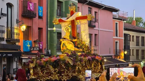 Las cofradías de Angustias, Nazareno y Minerva recorren León con los pasos de la Virgen de las Angustias, Nuestro Padre Jesús Nazareno y la Virgen de la Piedad en un Lunes Santo de tradición y devoción.