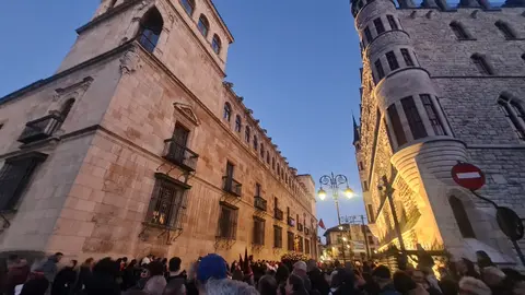 La procesión, Rosario de Pasión, con salida desde San Marcelo, recorre el centro histórico a través de seis escenas que narran de forma dinámica y catequética los momentos clave del relato cristiano.