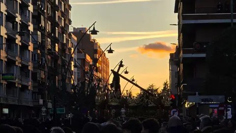 Las cofradías de Angustias, Nazareno y Minerva recorren León con los pasos de la Virgen de las Angustias, Nuestro Padre Jesús Nazareno y la Virgen de la Piedad en un Lunes Santo de tradición y devoción.