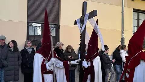 La procesión, Rosario de Pasión, con salida desde San Marcelo, recorre el centro histórico a través de seis escenas que narran de forma dinámica y catequética los momentos clave del relato cristiano. Foto: S. García.