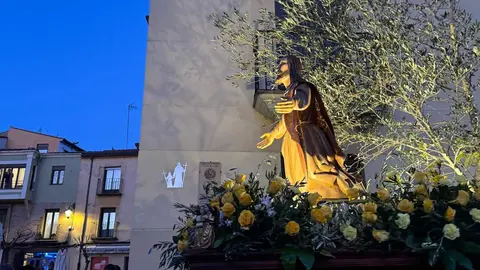 La procesión, Rosario de Pasión, con salida desde San Marcelo, recorre el centro histórico a través de seis escenas que narran de forma dinámica y catequética los momentos clave del relato cristiano. Foto: S. García.