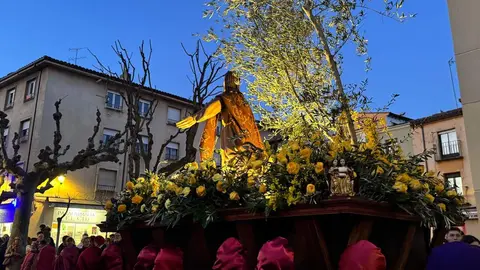 La procesión, Rosario de Pasión, con salida desde San Marcelo, recorre el centro histórico a través de seis escenas que narran de forma dinámica y catequética los momentos clave del relato cristiano. Foto: S. García.