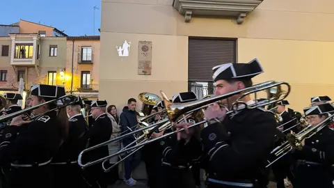 La procesión, Rosario de Pasión, con salida desde San Marcelo, recorre el centro histórico a través de seis escenas que narran de forma dinámica y catequética los momentos clave del relato cristiano. Foto: S. García.