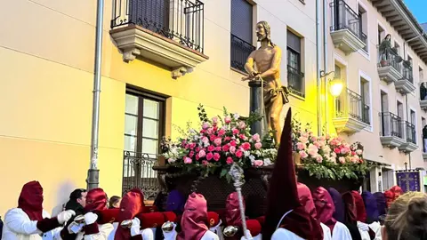 La procesión, Rosario de Pasión, con salida desde San Marcelo, recorre el centro histórico a través de seis escenas que narran de forma dinámica y catequética los momentos clave del relato cristiano. Foto: S. García.