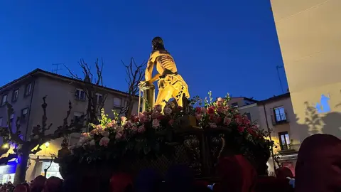 La procesión, Rosario de Pasión, con salida desde San Marcelo, recorre el centro histórico a través de seis escenas que narran de forma dinámica y catequética los momentos clave del relato cristiano. Foto: S. García.