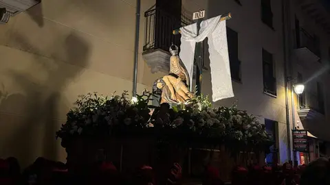 La procesión, Rosario de Pasión, con salida desde San Marcelo, recorre el centro histórico a través de seis escenas que narran de forma dinámica y catequética los momentos clave del relato cristiano. Foto: S. García.