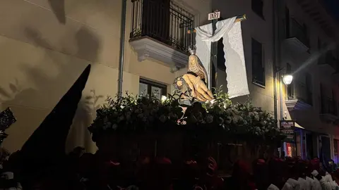 La procesión, Rosario de Pasión, con salida desde San Marcelo, recorre el centro histórico a través de seis escenas que narran de forma dinámica y catequética los momentos clave del relato cristiano. Foto: S. García.