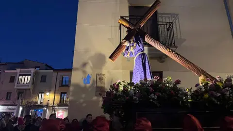 La procesión, Rosario de Pasión, con salida desde San Marcelo, recorre el centro histórico a través de seis escenas que narran de forma dinámica y catequética los momentos clave del relato cristiano. Foto: S. García.