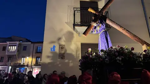 La procesión, Rosario de Pasión, con salida desde San Marcelo, recorre el centro histórico a través de seis escenas que narran de forma dinámica y catequética los momentos clave del relato cristiano. Foto: S. García.