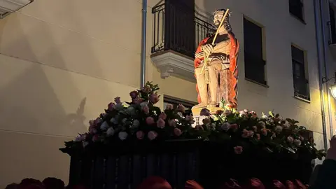 La procesión, Rosario de Pasión, con salida desde San Marcelo, recorre el centro histórico a través de seis escenas que narran de forma dinámica y catequética los momentos clave del relato cristiano. Foto: S. García.