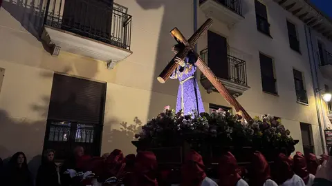 La procesión, Rosario de Pasión, con salida desde San Marcelo, recorre el centro histórico a través de seis escenas que narran de forma dinámica y catequética los momentos clave del relato cristiano. Foto: S. García.