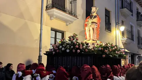 La procesión, Rosario de Pasión, con salida desde San Marcelo, recorre el centro histórico a través de seis escenas que narran de forma dinámica y catequética los momentos clave del relato cristiano. Foto: S. García.