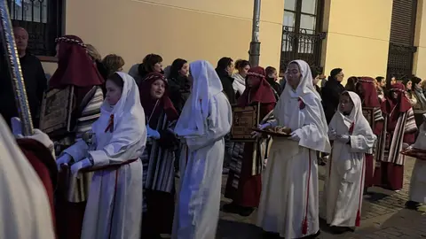 La procesión, Rosario de Pasión, con salida desde San Marcelo, recorre el centro histórico a través de seis escenas que narran de forma dinámica y catequética los momentos clave del relato cristiano. Foto: S. García.