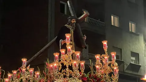 Las cofradías de Angustias, Nazareno y Minerva recorren León con los pasos de la Virgen de las Angustias, Nuestro Padre Jesús Nazareno y la Virgen de la Piedad en un Lunes Santo de tradición y devoción.