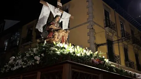 Las cofradías de Angustias, Nazareno y Minerva recorren León con los pasos de la Virgen de las Angustias, Nuestro Padre Jesús Nazareno y la Virgen de la Piedad en un Lunes Santo de tradición y devoción.