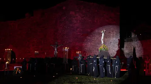 Viacrucis penitencial en el Castillo de los Templarios de Ponferrada con las imágenes del Cristo de  la Esperanza y el Cristo de la Fortaleza. Foto: César Sánchez.