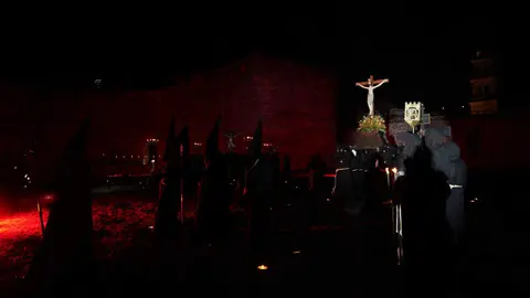 Viacrucis penitencial en el Castillo de los Templarios de Ponferrada con las imágenes del Cristo de  la Esperanza y el Cristo de la Fortaleza. Foto: César Sánchez.