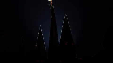 Viacrucis penitencial en el Castillo de los Templarios de Ponferrada con las imágenes del Cristo de  la Esperanza y el Cristo de la Fortaleza. Foto: César Sánchez.