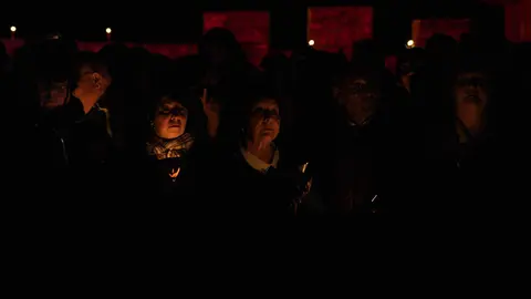 Viacrucis penitencial en el Castillo de los Templarios de Ponferrada con las imágenes del Cristo de  la Esperanza y el Cristo de la Fortaleza. Foto: César Sánchez.