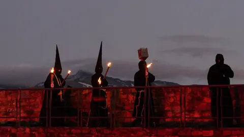 Viacrucis penitencial en el Castillo de los Templarios de Ponferrada con las imágenes del Cristo de  la Esperanza y el Cristo de la Fortaleza. Foto: César Sánchez.