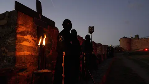 Viacrucis penitencial en el Castillo de los Templarios de Ponferrada con las imágenes del Cristo de  la Esperanza y el Cristo de la Fortaleza. Foto: César Sánchez.
