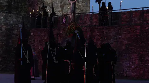 Viacrucis penitencial en el Castillo de los Templarios de Ponferrada con las imágenes del Cristo de  la Esperanza y el Cristo de la Fortaleza. Foto: César Sánchez.