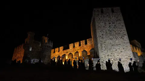 Viacrucis penitencial en el Castillo de los Templarios de Ponferrada con las imágenes del Cristo de  la Esperanza y el Cristo de la Fortaleza. Foto: César Sánchez.