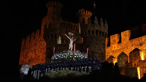 Viacrucis penitencial en el Castillo de los Templarios de Ponferrada con las imágenes del Cristo de  la Esperanza y el Cristo de la Fortaleza. Foto: César Sánchez.