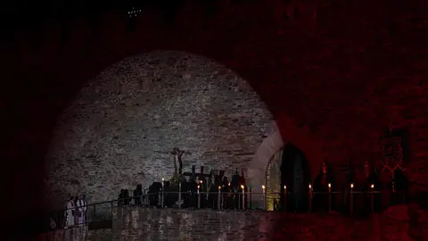 Viacrucis penitencial en el Castillo de los Templarios de Ponferrada con las imágenes del Cristo de  la Esperanza y el Cristo de la Fortaleza. Foto: César Sánchez.